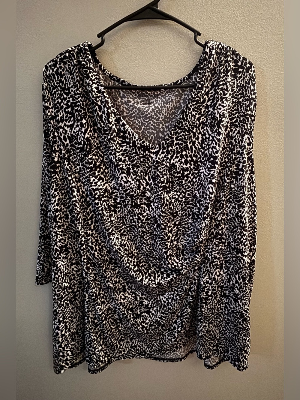 Lane Bryant Black & White V-Neck Blouse 3/4 Sleeve Blouse w/ Asymmetrical Detail